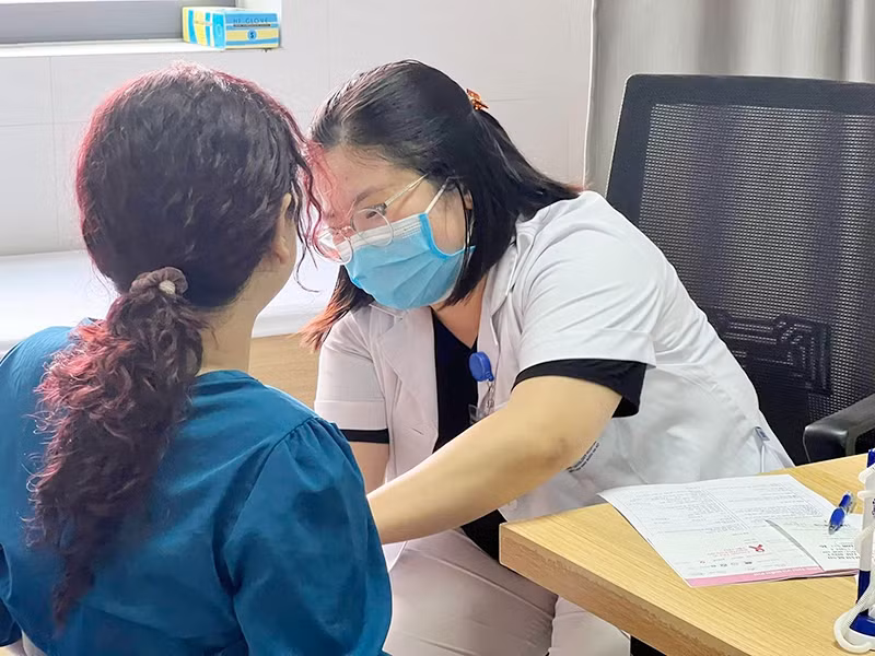 Khám sàng lọc ung thư vú cho người dân tại Bệnh viện Ung bướu Hà Nội. (Ảnh VŨ HƯƠNG)