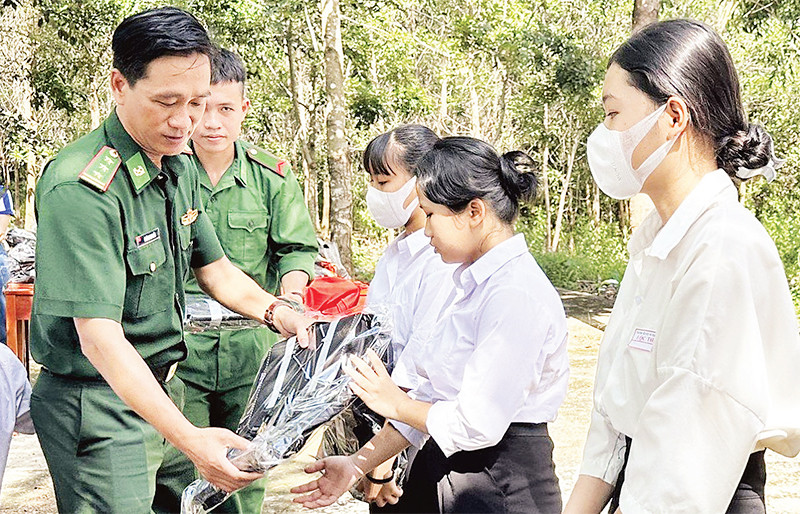 Bộ đội Biên phòng tỉnh Bình Phước "tiếp sức" cho học sinh là con em đồng bào dân tộc thiểu số đến trường. 