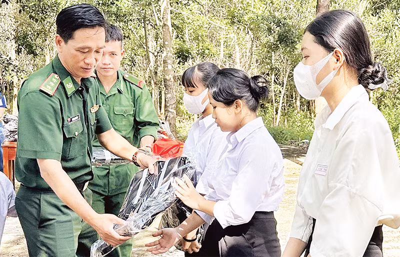 Bộ đội Biên phòng tỉnh Bình Phước "tiếp sức" cho học sinh là con em đồng bào dân tộc thiểu số đến trường. 