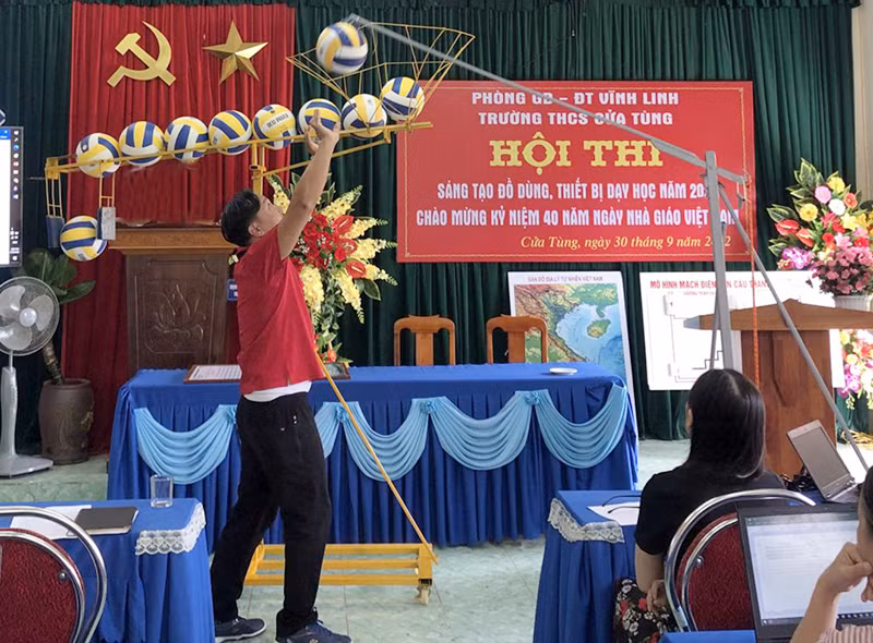 Giáo viên Trường THCS Cửa Tùng, huyện Vĩnh Linh, tỉnh Quảng Trị trình bày, giới thiệu sản phẩm tại Hội thi Sáng tạo đồ dùng, thiết bị dạy học. (Ảnh NGUYỄN THU)