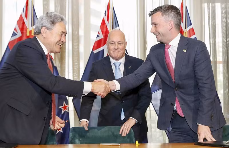 Lãnh đạo ba đảng tại lễ ký thỏa thuận thành lập chính phủ liên minh. (Ảnh AP)