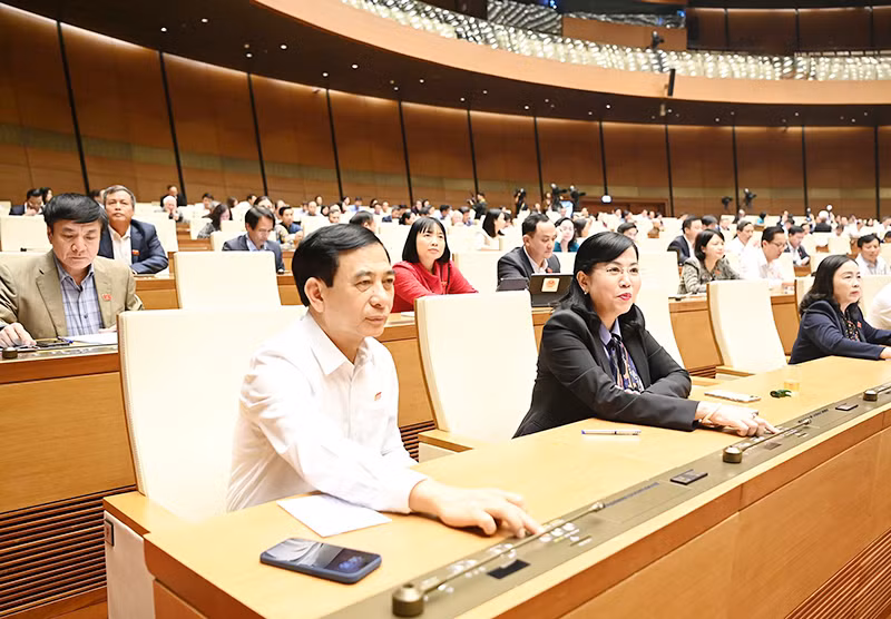 Các đại biểu Quốc hội biểu quyết thông qua Luật Quản lý, bảo vệ công trình quốc phòng và khu quân sự. (Ảnh THỦY NGUYÊN) 