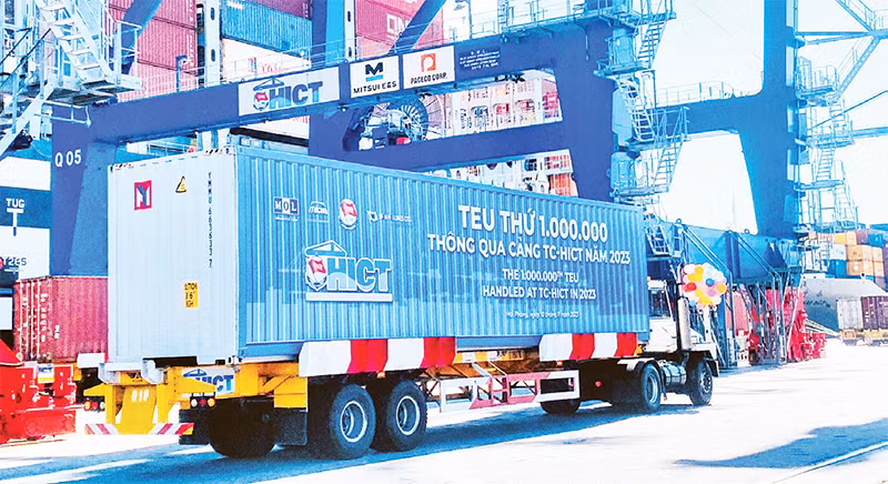 Cảng container quốc tế Tân Cảng Hải Phòng (TC-HICT) đón TEU thứ một triệu thông qua cảng trong năm 2023. (Ảnh NGÔ QUANG DŨNG)