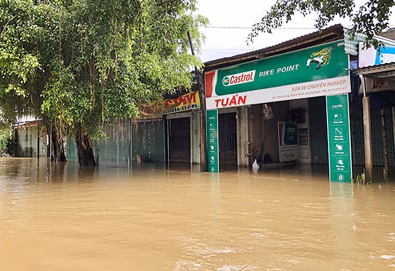 Mưa lớn, nước lũ thượng nguồn đổ về khiến nhà cửa của nhiều hộ dân ở xã Hành Dũng (huyện Nghĩa Hành, tỉnh Quảng Ngãi) bị ngập sâu trong nước. (Ảnh HẢI PHONG)