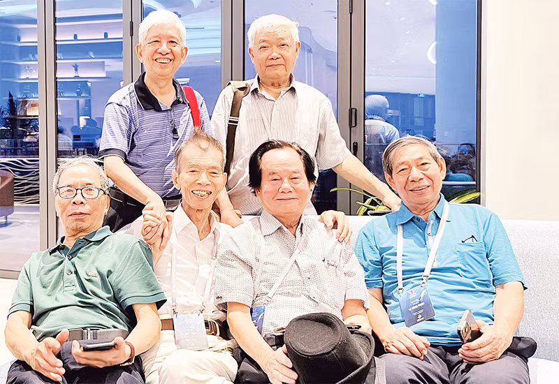 Các nhà văn lão thành đến từ nhiều vùng miền trong cả nước giao lưu bên lề hội nghị.