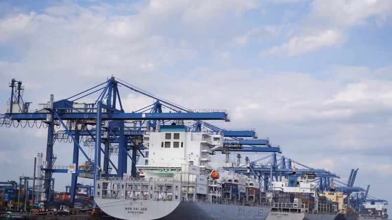 Bốc xếp hàng hóa tại Tân cảng Cát Lái.