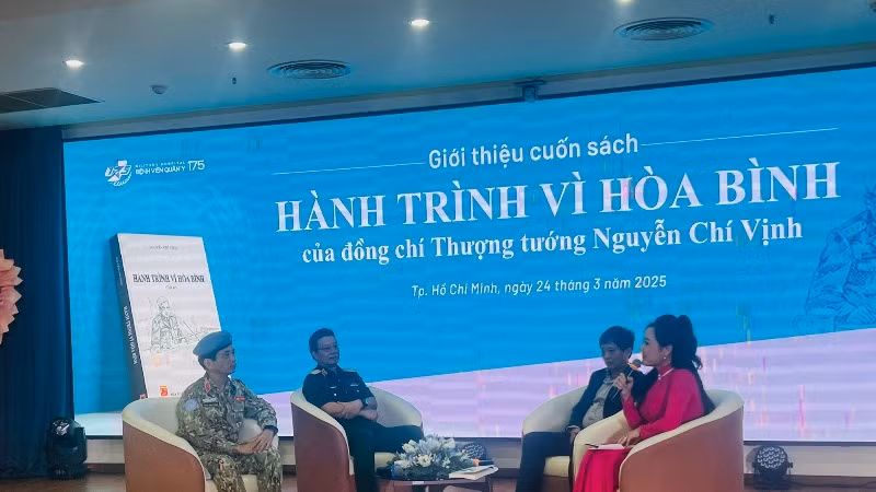 Các đại biểu trao đổi tại buổi giới thiệu sách.