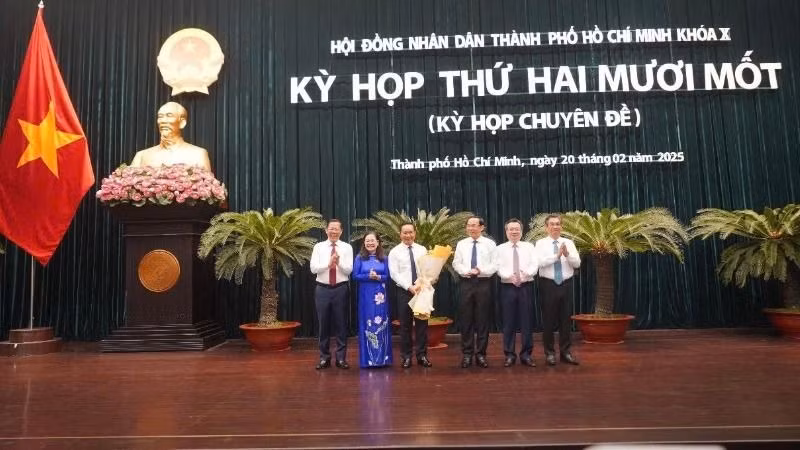 Đồng chí Nguyễn Văn Được nhận hoa chúc mừng của các đồng chí lãnh đạo Thành phố Hồ Chí Minh. (Ảnh: Thế Anh)