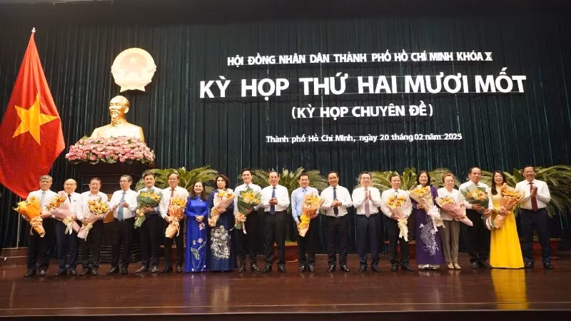Lãnh đạo các cơ quan chuyên môn thuộc Ủy ban nhân dân Thành phố Hồ Chí Minh nhận hoa chúc mừng. Ảnh:THẾ ANH
