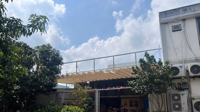 Người dân dựng nhà tạm để sinh sống