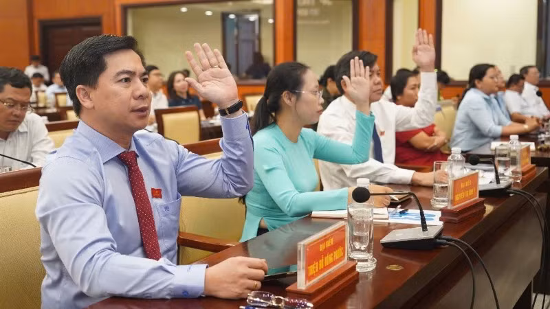 Các đại biểu Hội đồng nhân dân Thành phố Hồ Chí Minh biểu quyết thông qua các tờ trình.
