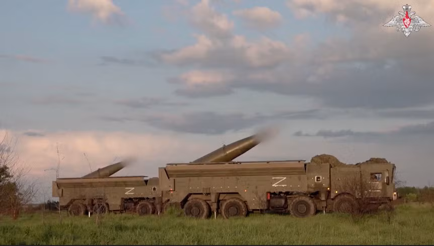 Quân đội Nga triển khai các hệ thống phóng tên lửa. (Ảnh minh hoạ cắt từ clip của Bộ Quốc phòng Liên bang Nga)