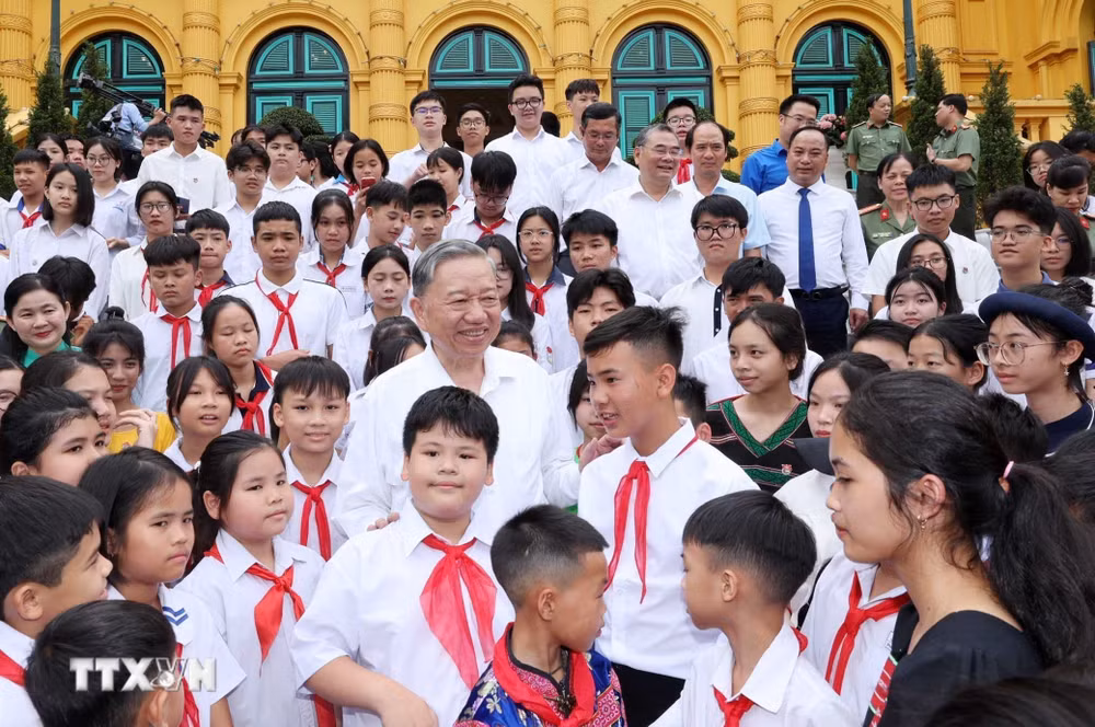 Chủ tịch nước Tô Lâm cùng các đại biểu.
