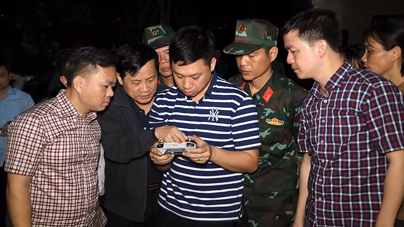 Lãnh đạo UBND tỉnh Tuyên Quang, lãnh đạo huyện Yên Sơn và các lực lượng chức năng sử dụng thiết bị bay không người lái xác định các điểm cháy lớn.