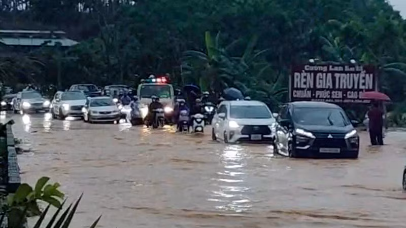 Mưa lớn gây ngập úng tại Km23 Quốc lộ 2 hướng Tuyên Quang đi Hà Giang khiến việc lưu thông của các phương tiện gặp nhiều khó khăn.