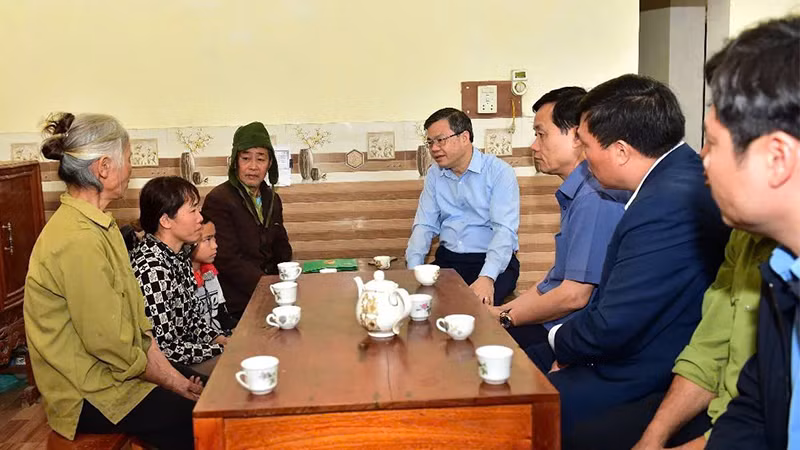 Chủ tịch UBND tỉnh Tuyên Quang Nguyễn Văn Sơn và lãnh đạo UBND tỉnh, lãnh đạo huyện Yên Sơn thăm hỏi, động viên, chia buồn với gia đình có người bị nạn.