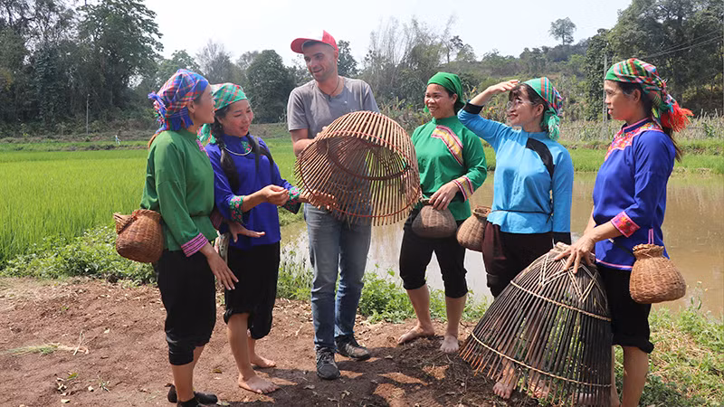 Anh Julien Yunlian, du khách đến từ Pháp thích thú tìm hiểu về bản sắc văn hóa của người dân địa phương.