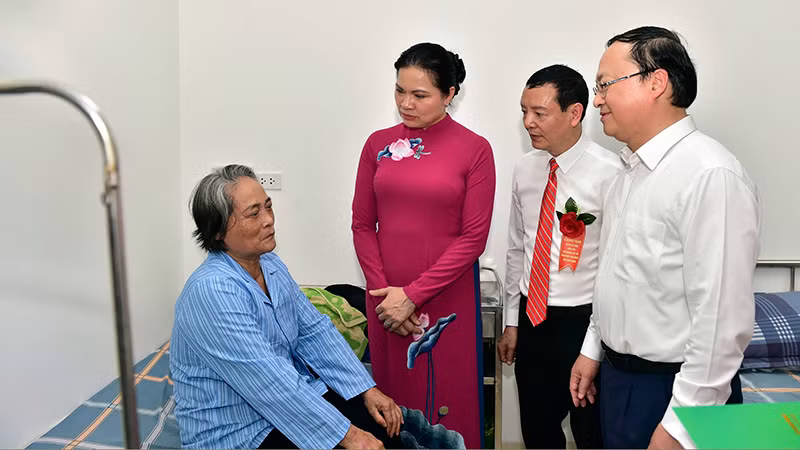 Đồng chí Hà Thị Ngà và đồng chí Đỗ Tiến Sỹ cùng lãnh đạo Bệnh viện thăm hỏi bệnh nhân đang điều trị tại bệnh viện.