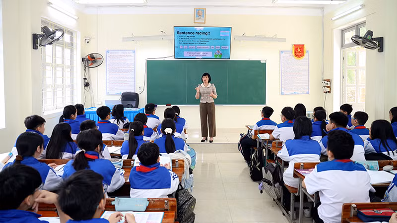 Giáo viên tiếng Anh của Trường trung học cơ sở Lê Quý Đôn, thành phố Tuyên Quang, ứng dụng công nghệ trong giảng dạy.