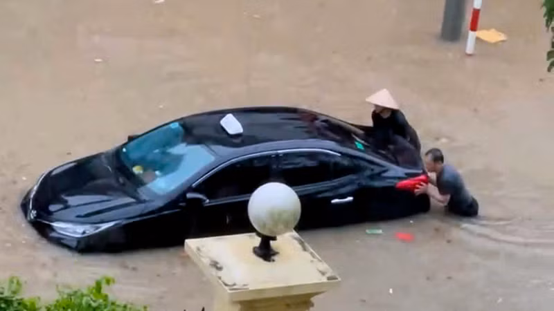 Mưa lớn đêm 22/5 và sáng 23/5 gây ngập úng tại nhiều tuyến đường trên địa bàn thành phố Tuyên Quang làm thiệt hại nhiều tài sản của người dân.