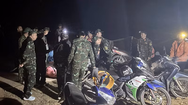 Lực lượng chữa cháy tại chỗ được huy động lên đường làm nhiệm vụ.