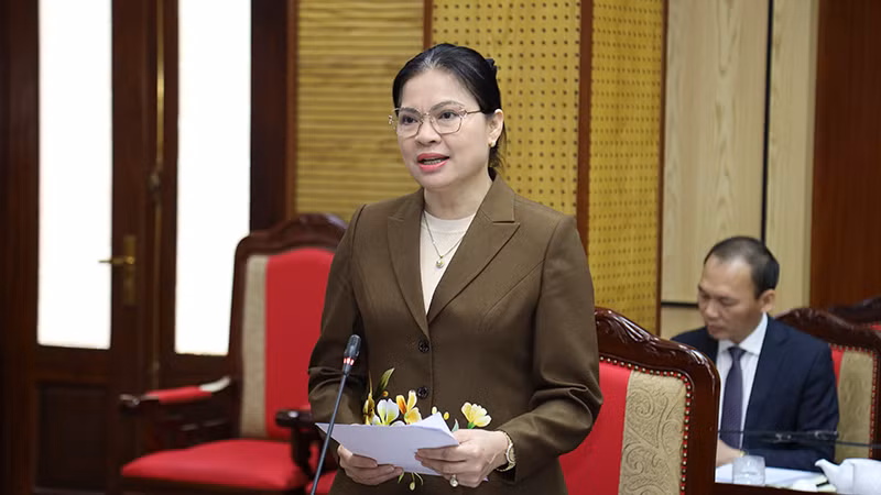 Đồng chí Hà Thị Nga, Bí thư Tỉnh ủy Tuyên Quang báo cáo tình hình phát triển kinh tế-xã hội, bảo đảm quốc phòng, an ninh trên địa bàn tỉnh.