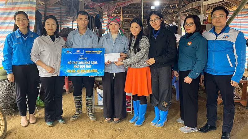 Các đại biểu trao hỗ trợ xây dựng nhà ở cho người dân tại huyện Hàm Yên.