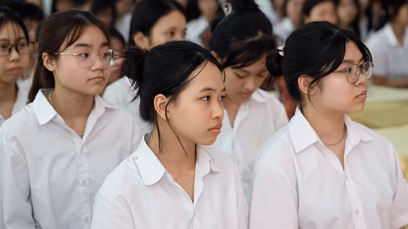 Các em học sinh Trường THPT Chuyên Tuyên Quang chăm chú theo dõi hướng dẫn.