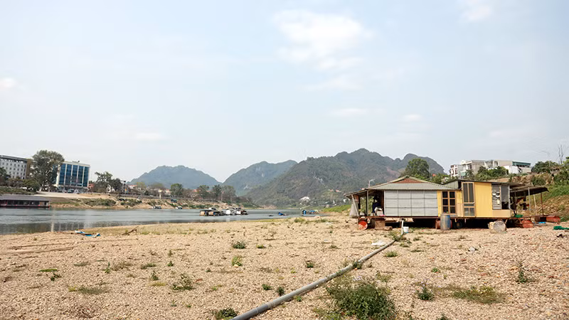 Mực nước sông Lô xuống thấp ảnh hưởng rất lớn đến hoạt động sản xuất, sinh hoạt của người dân dọc hai bên bờ sông.