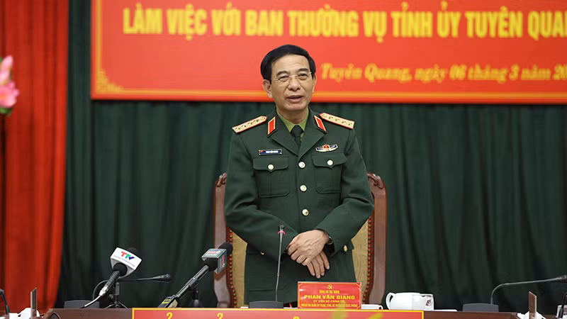 Đại tướng Phan Văn Giang, Ủy viên Bộ Chính trị, Phó Bí thư Quân ủy Trung ương, Bộ Trưởng Quốc phòng phát biểu tại buổi làm việc.
