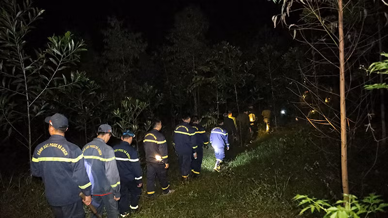 Lực lượng phòng cháy chữa cháy chia thành từng nhóm thay nhau dập lửa.