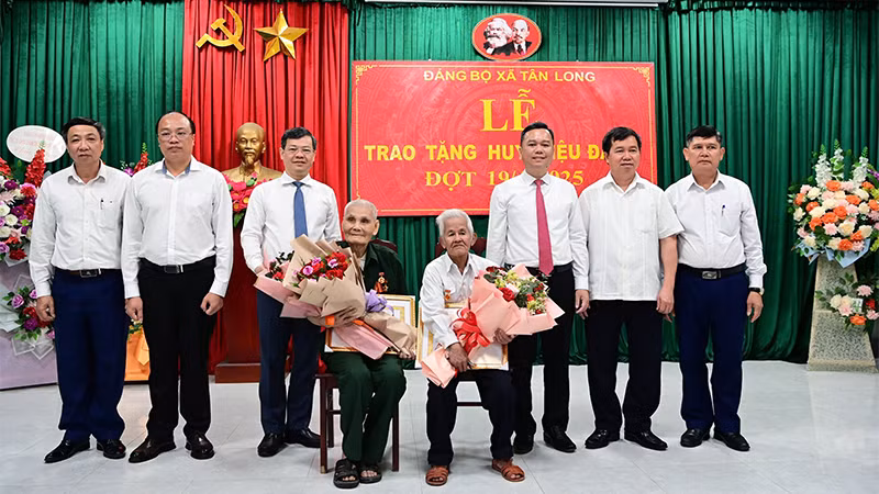 Đồng chí Nguyễn Văn Sơn, Phó Bí thư Tỉnh ủy, Chủ tịch Ủy ban nhân dân tỉnh Tuyên Quang và lãnh đạo huyện Yên Sơn trao tặng Huy hiệu 75 tuổi Đảng cho đảng viên Nguyễn Hoàng Phích, chi bộ thôn 3 và Huy hiệu 60 năm tuổi Đảng cho đảng viên Hà Xuân Thái, chi bộ thôn 11, Đảng bộ xã Tân Long.