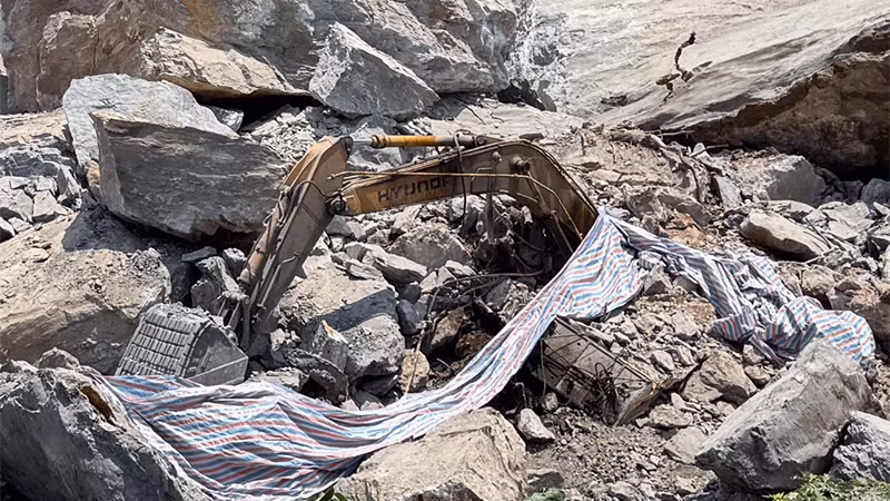 Máy xúc của Công ty trách nhiệm hữu hạn Thiên Sơn Tuyên Quang bị vùi lấp trong đá.