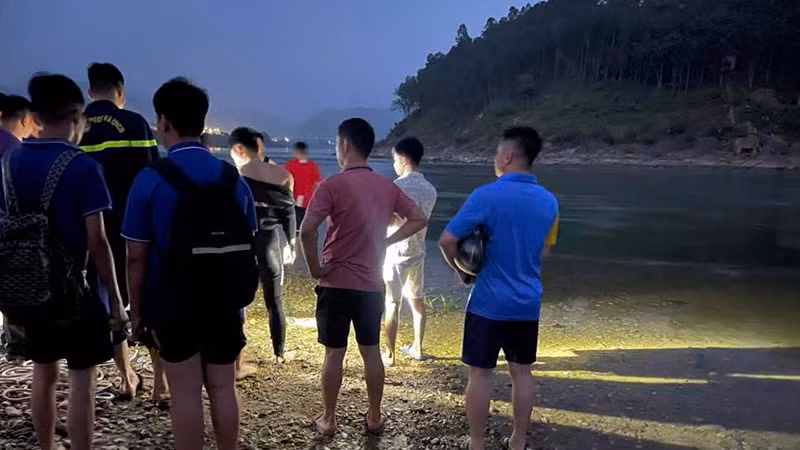 Các lực lượng chức năng triển khai tìm kiếm nạn nhân.