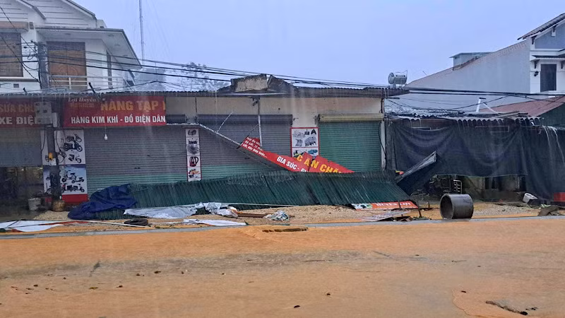 Mưa lớn kèm dông khiến nhiều nhà dân ở huyện Hàm Yên bị tốc mái.