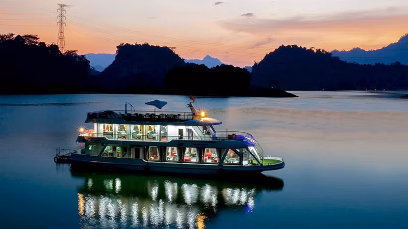 Cảnh đẹp tại vùng lòng hồ thủy điện Tuyên Quang.