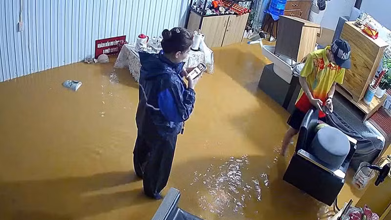 Mưa lớn gây ngập úng nhà dân tại thị trấn Na Hang, huyện Na Hang, tỉnh Tuyên Quang.