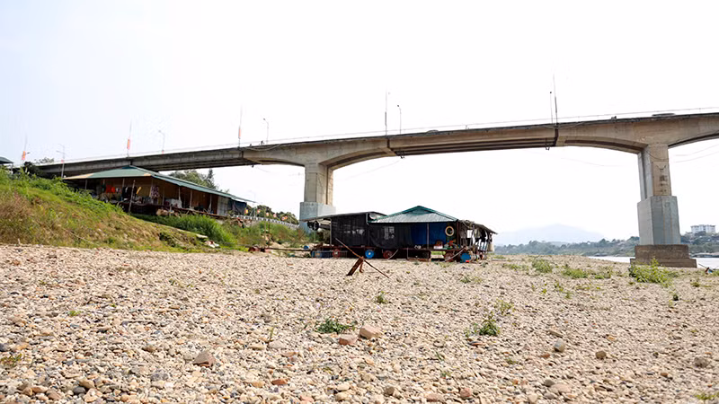 Nhà bè của người dân tại phường Nông Tiến, thành phố Tuyên Quang mắc cạn do nước sông Lô xuống thấp.