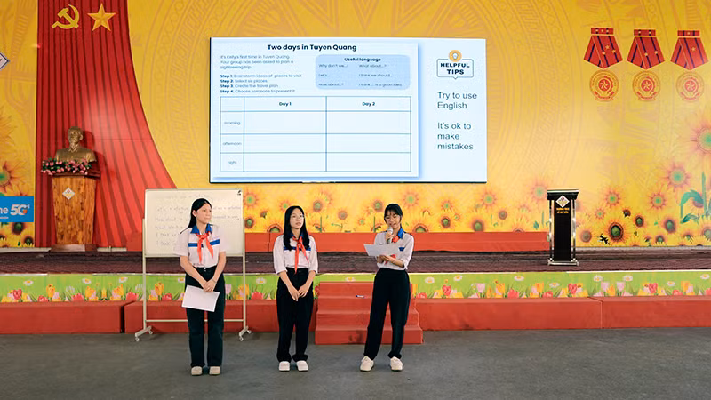 Các em học sinh tự tin trao đổi bài học bằng tiếng Anh.