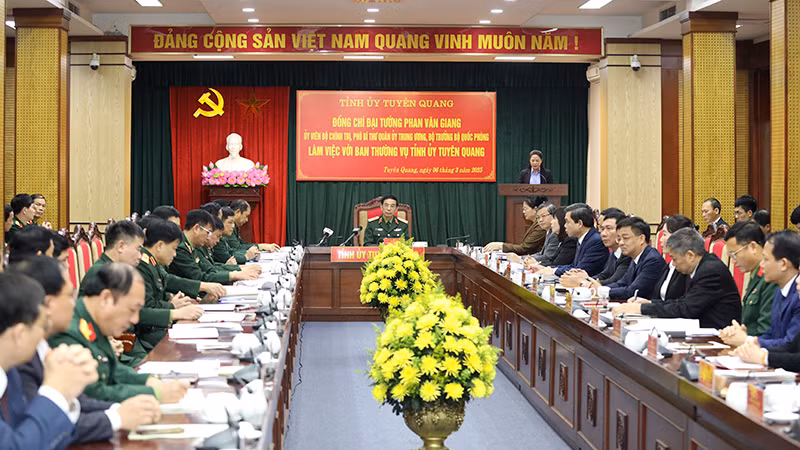 Đại tướng Phan Văn Giang, Ủy viên Bộ Chính trị, Phó Bí thư Quân ủy Trung ương, Bộ trưởng Quốc phòng chủ trì buổi làm việc.