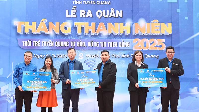 Các đơn vị tài trợ trao biểu trưng hỗ trợ tại lễ ra quân.