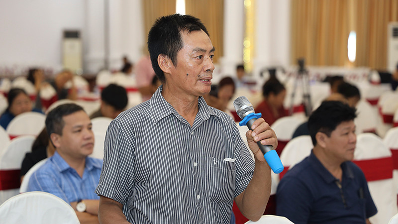 Đại diện nhà vườn trồng cây ăn quả đặt câu hỏi thảo luận tại diễn đàn. Đại diện nhà vườn trồng cây ăn quả đặt câu hỏi thảo luận tại diễn đàn.