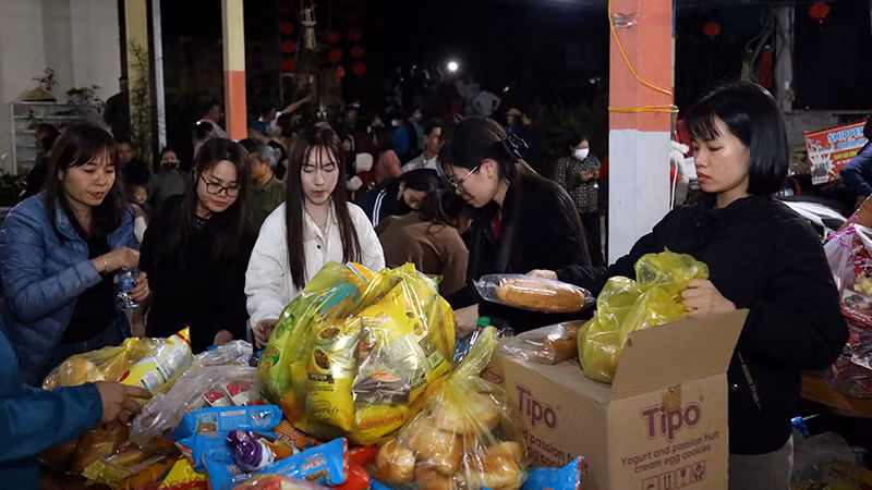 Hàng trăm người dân địa phương cũng đã đến hỗ trợ lực lượng chữa cháy.