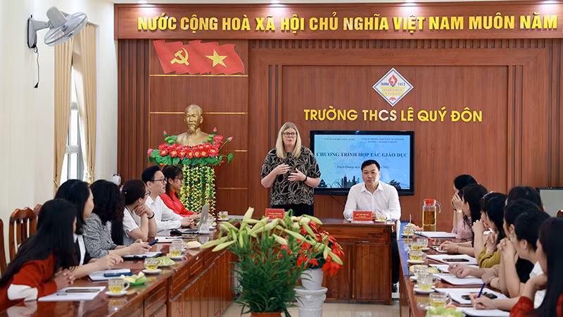 Bà Kelly Pattison, Giám đốc tổ chức Circular Learning, chia sẻ, trao đổi kinh nghiệm và các phương pháp dạy học hiện đại cho đội ngũ giáo viên tiếng Anh của thành phố Tuyên Quang.