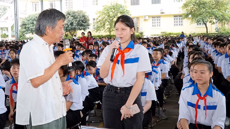 Học sinh trao đổi, chia sẻ ý kiến tại hoạt động trải nghiệm “Đọc sách và sáng tạo trong kỷ nguyên AI”.