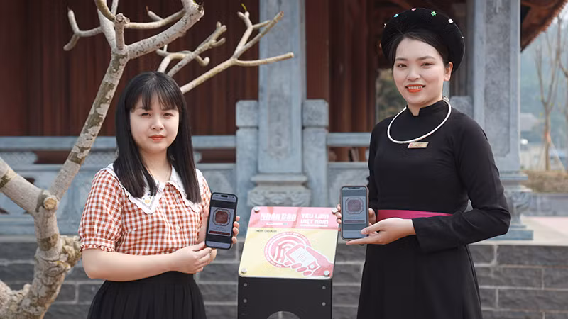 Du khách thích thú khi được trải nghiệm check-in tại bảng gắn chip NFC.