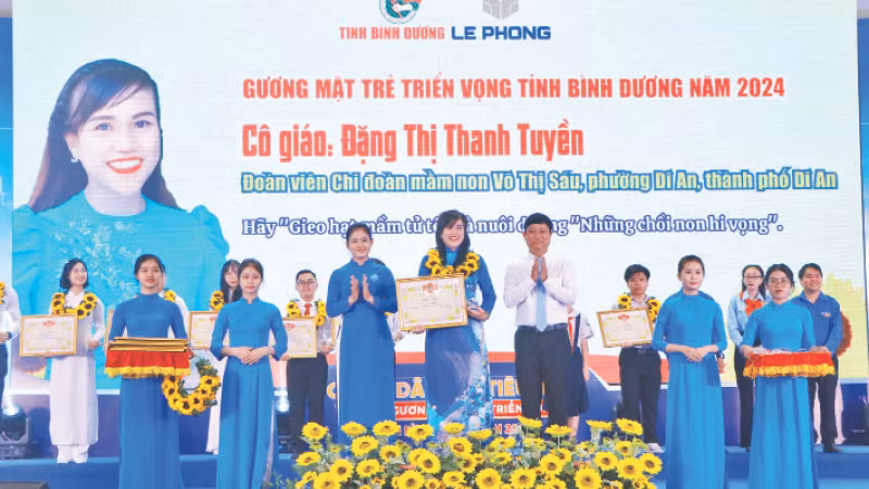 Lãnh đạo tỉnh Bình Dương tuyên dương “Gương mặt trẻ triển vọng” năm 2024. 