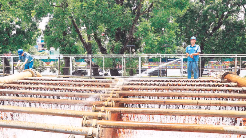 Công nhân tiến hành vệ sinh hệ thống cấp nước sạch tại Nhà máy nước Yên Phụ. (Ảnh Đỗ Tâm)