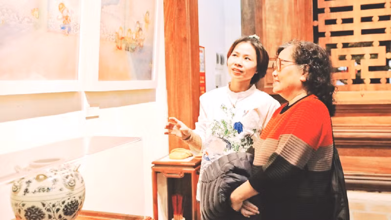 Công chúng tham quan triển lãm nghệ thuật tại đình Nam Hương.