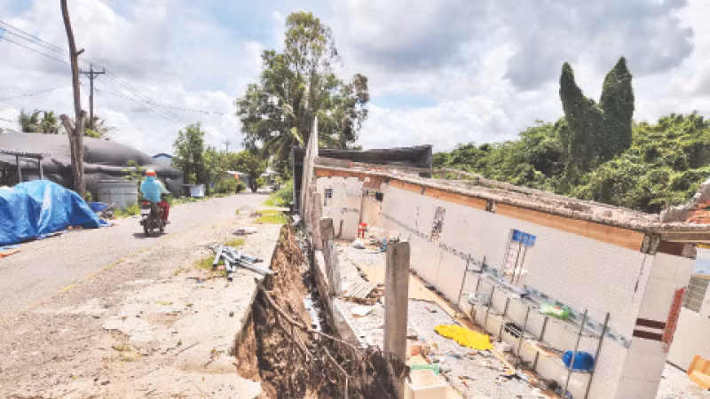 Nhà của một hộ dân bên cạnh đường tỉnh 965 bị sụt lún, thiệt hại hoàn toàn.